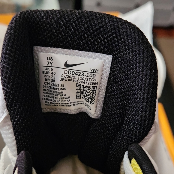 Nike - Picture 5 of 16